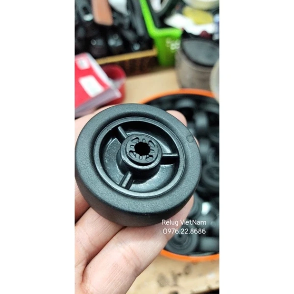 Một bánh xe vali 50mm thường bao gồm ba phần chính: lớp cao su bọc ngoài (đảm bảo độ bám và giảm tiếng ồn), trục ABS (khung sườn chịu lực) và trục kim loại (điều hướng). (Ảnh 2) Một bánh xe vali 50mm thường bao gồm ba phần chính: lớp cao su bọc ngoài (đảm bảo độ bám và giảm tiếng ồn), trục ABS (khung sườn chịu lực) và trục kim loại (điều hướng). (Ảnh 2)