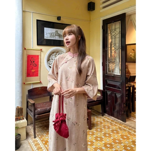 Để có thể áp dụng những kỹ thuật bảo quản trên một cách thực tế, việc chọn mua một chiếc áo dài chất lượng sẽ giúp quá trình duy trì màu sắc, form dáng dễ dàng hơn. (Ảnh 5)