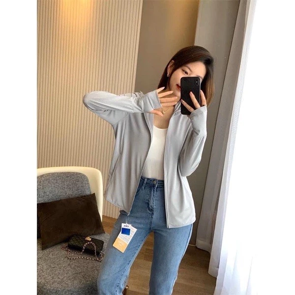 Như bảng so sánh, áo thun lạnh chống UV không chỉ đáp ứng nhu cầu bảo vệ mà còn mang lại sự thoải mái vượt trội, phù hợp cho cả những buổi dạo phố hay các hoạt động ngoài trời kéo dài. (Ảnh 3)