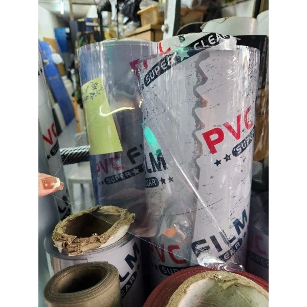 Ở hầu hết các công trình, việc dán tấm nhựa dẻo (PVC, PE) trên bề mặt phẳng là thao tác tương đối dễ dàng. (Ảnh 2) Ở hầu hết các công trình, việc dán tấm nhựa dẻo (PVC, PE) trên bề mặt phẳng là thao tác tương đối dễ dàng. (Ảnh 2)