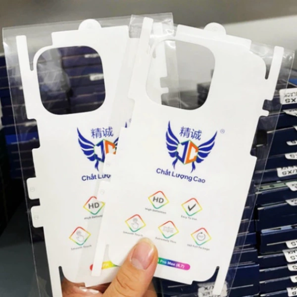 Film trong suốt không chỉ là “một lớp nhựa” phủ lên iPhone. (Ảnh 3) Film trong suốt không chỉ là “một lớp nhựa” phủ lên iPhone. (Ảnh 3)