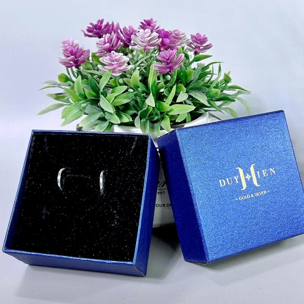 Khi gặp những dấu hiệu này, hãy ngưng sử dụng ngay và thay bằng bông tai có kích thước, chất liệu phù hợp hơn. (Ảnh 4)
