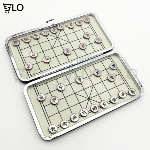 Bất ngờ khi cờ tướng nam châm mini biến những phút chờ trên xe lửa thành khoảnh khắc chiến thuật thú vị. - Ảnh 1 Bất ngờ khi cờ tướng nam châm mini biến những phút chờ trên xe lửa thành khoảnh khắc chiến thuật thú vị. - Ảnh 1
