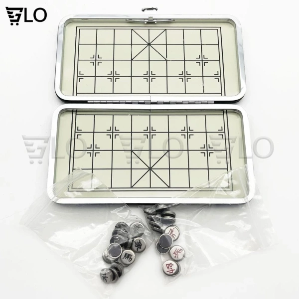 Mặt chữ trên từng quân được khắc sắc nét, tạo cảm giác “cổ điển” giống như các bộ cờ truyền thống nhưng trong kích thước thu nhỏ. (Ảnh 3) Mặt chữ trên từng quân được khắc sắc nét, tạo cảm giác “cổ điển” giống như các bộ cờ truyền thống nhưng trong kích thước thu nhỏ. (Ảnh 3)