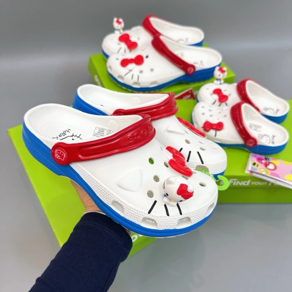 Trong phân khúc dép sục thời trang, Hello Kitty không chỉ nổi bật vì hình ảnh thương hiệu mà còn nhờ một số tính năng đặc biệt. (Ảnh 3) Trong phân khúc dép sục thời trang, Hello Kitty không chỉ nổi bật vì hình ảnh thương hiệu mà còn nhờ một số tính năng đặc biệt. (Ảnh 3)