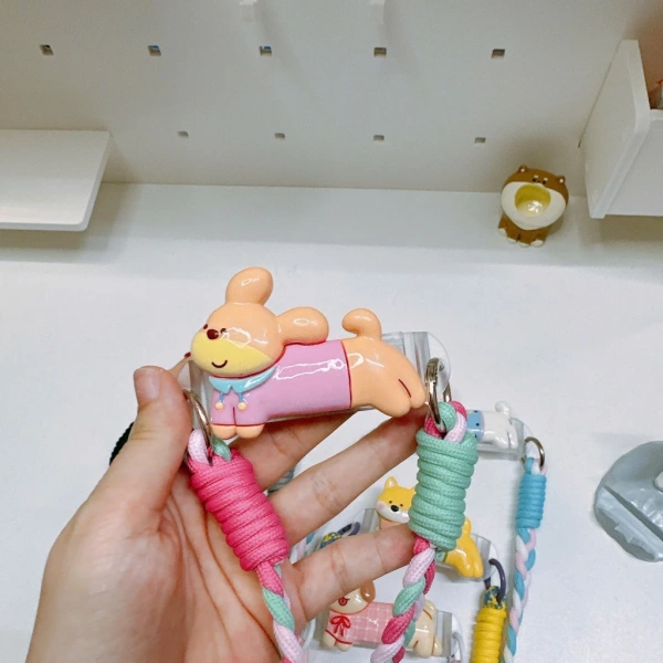 Trong số các giải pháp trên, Kẹp Điện Thoại Hoạt Hình Dễ Thương Thích Hợp Cho Tất Cả Các Dòng Điện Thoại Dây Dệt nổi bật nhờ chất liệu nhựa cao cấp, không mùi và bề mặt mềm mịn. (Ảnh 3)