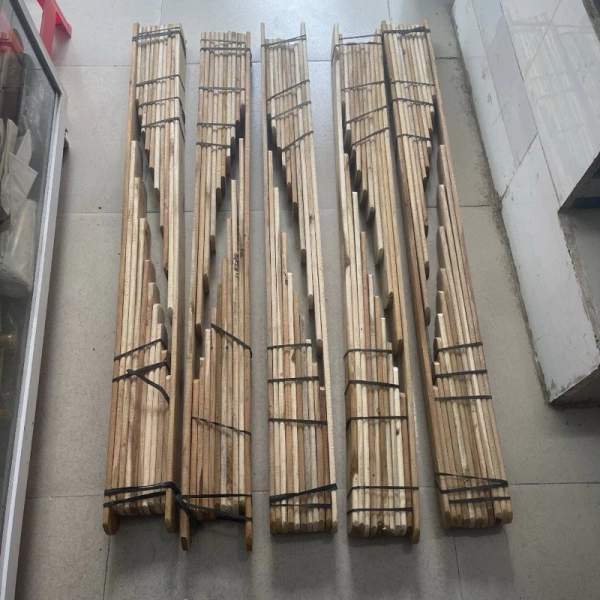 Trong các buổi thực hành, học sinh thường phải áp dụng lực nẹp lên chi hoặc tay bị chấn thương mô phỏng. (Ảnh 2)