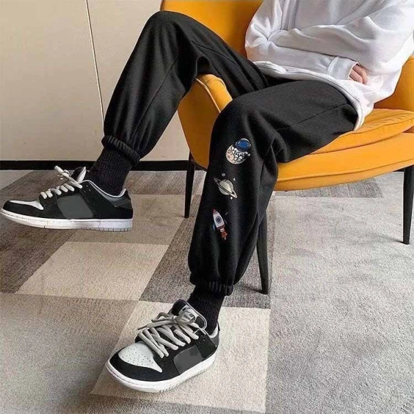 Một cách hiệu quả để giảm bức bối khi ngồi là kết hợp jogger nỉ với áo khoác hoặc áo len dày, tạo ra lớp “đệm” phía ngoài, giúp phân tán áp lực lên mặt nạ quần. (Ảnh 5)