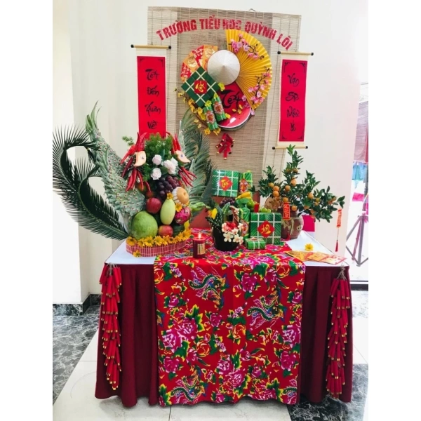 Ánh sáng là “đối tác” không thể thiếu khi sử dụng vải nhung đỏ. (Ảnh 4) Ánh sáng là “đối tác” không thể thiếu khi sử dụng vải nhung đỏ. (Ảnh 4)