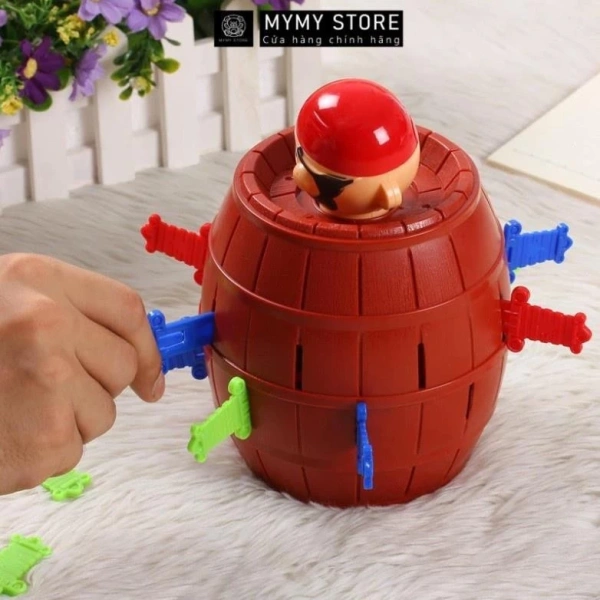 Đồ chơi “Pop‑Up Pirate” – hay còn gọi là “Đâm hải tặc” – đã tồn tại trên thị trường quốc tế hơn hai thập kỷ, trở thành một phần không thể thiếu trong các buổi họp mặt gia đình và các lớp học giáo dục trẻ. (Ảnh 2) Đồ chơi “Pop‑Up Pirate” – hay còn gọi là “Đâm hải tặc” – đã tồn tại trên thị trường quốc tế hơn hai thập kỷ, trở thành một phần không thể thiếu trong các buổi họp mặt gia đình và các lớp học giáo dục trẻ. (Ảnh 2)