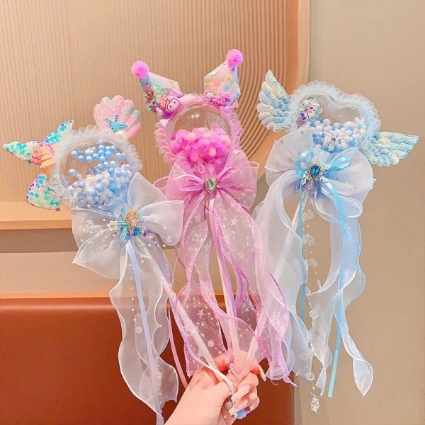 Bé mở hộp quà sinh nhật nhưng không muốn cầm gậy phép, phụ huynh nên xử lý thế nào? - Ảnh 2 Bé mở hộp quà sinh nhật nhưng không muốn cầm gậy phép, phụ huynh nên xử lý thế nào? - Ảnh 2