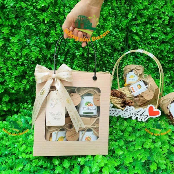 Trong việc chuẩn bị một giỏ quà sang trọng, bao bì không chỉ có chức năng bảo vệ mà còn góp phần tăng giá trị thẩm mỹ. (Ảnh 4) Trong việc chuẩn bị một giỏ quà sang trọng, bao bì không chỉ có chức năng bảo vệ mà còn góp phần tăng giá trị thẩm mỹ. (Ảnh 4)