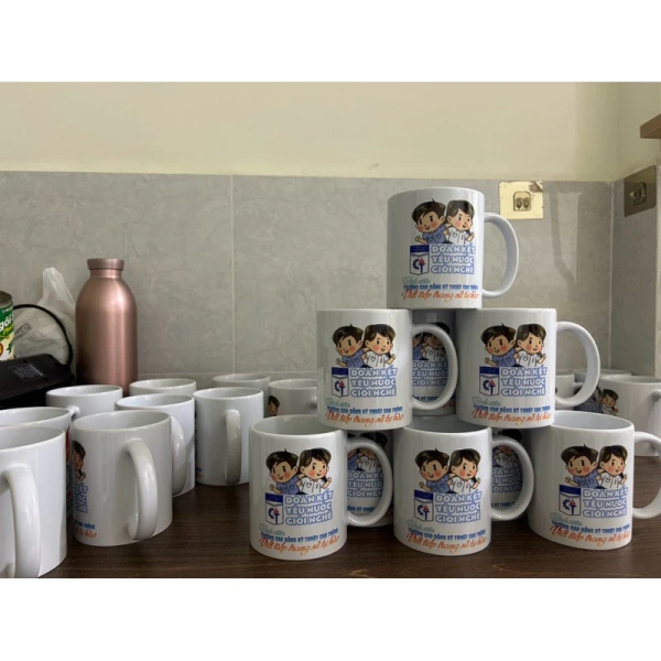Ly sứ không chỉ là vật dụng để uống nước hay chè, mà còn là một kênh truyền tải cảm xúc mang tính biểu tượng. (Ảnh 2)