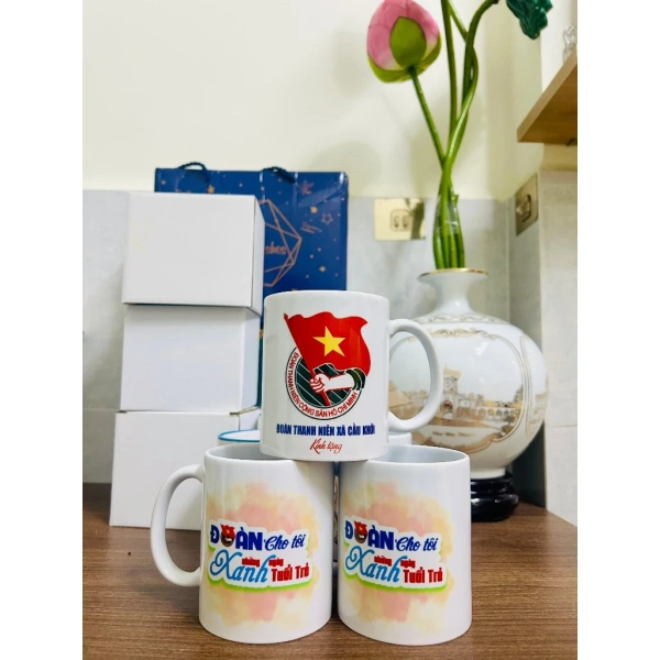 Khác với các món quà “công cộng” như sổ tay hay bút viết, ly sứ cho phép bạn định hình nội dung theo sở thích, câu chuyện và giá trị của người nhận. (Ảnh 3)