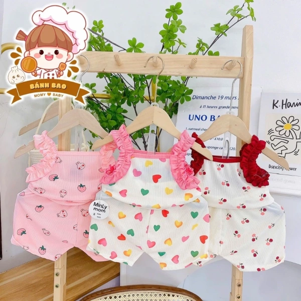 Với những bé chưa hoàn toàn làm chủ cân bằng cơ thể, một chiếc áo hay dây thun quá dày có thể gây cảm giác nặng nề, làm giảm sự linh hoạt khi chạy nhảy. (Ảnh 2) Với những bé chưa hoàn toàn làm chủ cân bằng cơ thể, một chiếc áo hay dây thun quá dày có thể gây cảm giác nặng nề, làm giảm sự linh hoạt khi chạy nhảy. (Ảnh 2)
