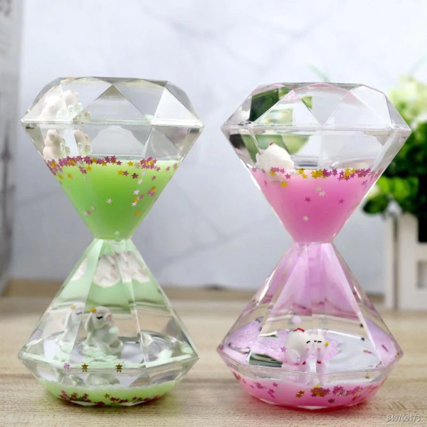 Khác với đồng hồ cát truyền thống dùng cát khô, đồng hồ cát lỏng dựa vào chất lỏng đặc chế và điểm giao nhau hẹp giữa hai nắp thủy tinh. (Ảnh 2)