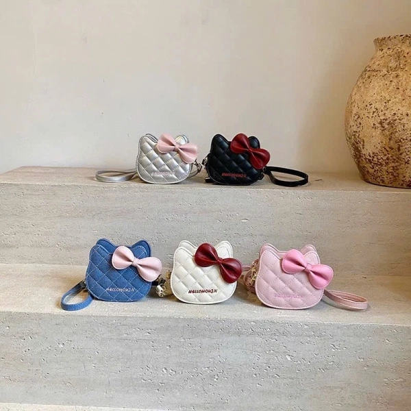 Bí mật nhỏ mà cha mẹ thường bỏ lỡ khi để bé dùng túi mini đeo chéo trong những chuyến dạo chơi - Ảnh 5 Bí mật nhỏ mà cha mẹ thường bỏ lỡ khi để bé dùng túi mini đeo chéo trong những chuyến dạo chơi - Ảnh 5