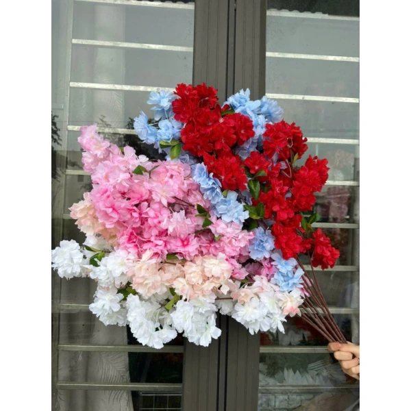 Thị trường hiện nay có nhiều loại cành hoa anh đào giả: từ sợi nhựa, sợi polyester đến vải lụa. (Ảnh 4)