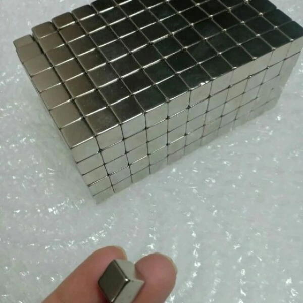 Khi hai viên nam châm vuông 10x10x10mm được đặt sát nhau, lực hút có thể lên tới vài kilogram. (Ảnh 2)