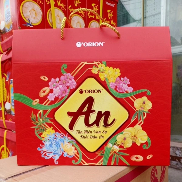 Khi đã chuẩn bị xong các bí mật trong việc sắp xếp và cách trình bày, bạn có thể chọn bộ quà tết Orion An Tài Lộc 2026 làm “trụ cột” cho bữa tiệc năm mới. (Ảnh 4) Khi đã chuẩn bị xong các bí mật trong việc sắp xếp và cách trình bày, bạn có thể chọn bộ quà tết Orion An Tài Lộc 2026 làm “trụ cột” cho bữa tiệc năm mới. (Ảnh 4)