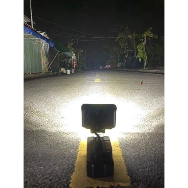 Khi chọn một chiếc đèn LED sạc đa năng, ngoài các yếu tố kỹ thuật trên, kích thước và cấu hình LED cũng đóng vai trò quan trọng. (Ảnh 4)
