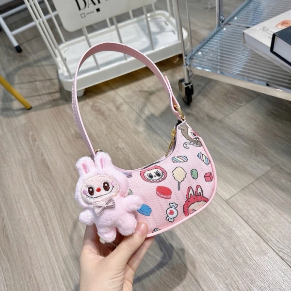 Cho dù đã chọn được chiếc túi phù hợp, việc dạy bé cách chăm sóc và sử dụng còn là yếu tố quyết định kéo dài “tuổi thọ” của sản phẩm và giảm thiểu rủi ro. (Ảnh 3)