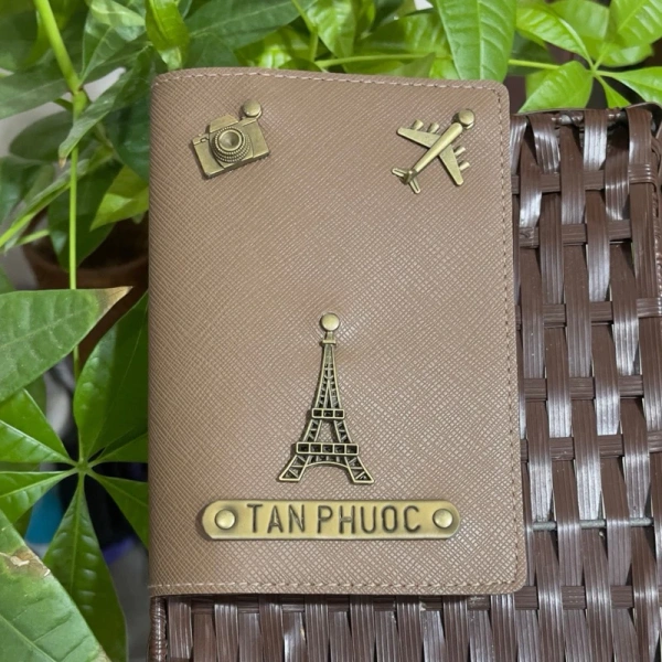 Quy định quốc tế dành cho bao bì hộ chiếu thường là 9cm x 13,5cm. (Ảnh 3)