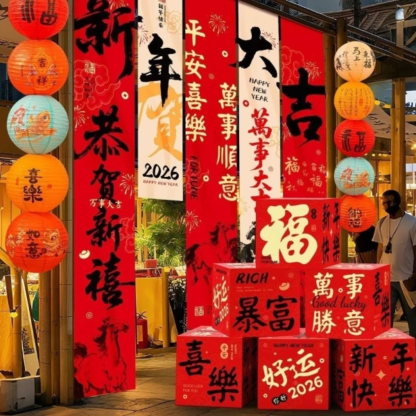 Trong suốt thời gian trang trí, kiểm tra xem dây treo có lỏng không, hoặc biểu ngữ có bị kéo dãn do gió hay không. (Ảnh 5) Trong suốt thời gian trang trí, kiểm tra xem dây treo có lỏng không, hoặc biểu ngữ có bị kéo dãn do gió hay không. (Ảnh 5)