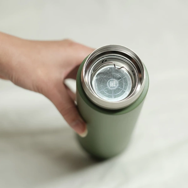 Điểm mạnh của bộ set này nằm ở sự cân bằng giữa tiện ích thực tế (bình giữ nhiệt) và cảm xúc tinh tế (móc khóa, thiệp, bao bì sang trọng). (Ảnh 3) Điểm mạnh của bộ set này nằm ở sự cân bằng giữa tiện ích thực tế (bình giữ nhiệt) và cảm xúc tinh tế (móc khóa, thiệp, bao bì sang trọng). (Ảnh 3)