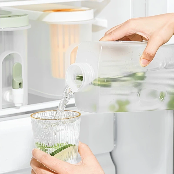 Khi bạn cần làm mát nhanh, hãy đặt bình đã đổ nước trong tủ lạnh qua đêm; vào buổi sáng, nước sẽ đủ lạnh để dùng làm đá mini. (Ảnh 5) Khi bạn cần làm mát nhanh, hãy đặt bình đã đổ nước trong tủ lạnh qua đêm; vào buổi sáng, nước sẽ đủ lạnh để dùng làm đá mini. (Ảnh 5)