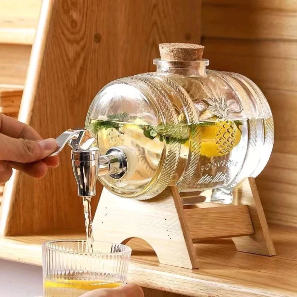 Vòi được dùng để rót rượu một cách khéo léo, tránh đổ tràn lên bàn. (Ảnh 5) Vòi được dùng để rót rượu một cách khéo léo, tránh đổ tràn lên bàn. (Ảnh 5)