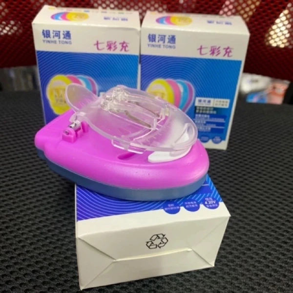 Bình tĩnh hơn khi pin tháo rời hết, kẹp sạc đa năng luôn hiện diện trong những phút cuối - Ảnh 1