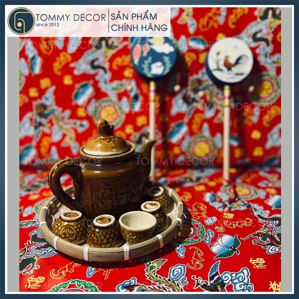 Bộ bình trà Bộ bình trà gốm xưa Trang trí Tết 2026 của Tommy Decor được tạo ra với một chuỗi chi tiết tỉ mỉ, phản ánh rõ ràng triết lý “đơn giản nhưng sâu sắc”. (Ảnh 2) Bộ bình trà Bộ bình trà gốm xưa Trang trí Tết 2026 của Tommy Decor được tạo ra với một chuỗi chi tiết tỉ mỉ, phản ánh rõ ràng triết lý “đơn giản nhưng sâu sắc”. (Ảnh 2)