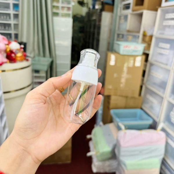 Một số thương hiệu bình xịt mini dùng chất nhựa kém chịu nhiệt hoặc có cấu trúc cơ khí rỗng, không có cơ chế bôi trơn nội bộ. (Ảnh 2) Một số thương hiệu bình xịt mini dùng chất nhựa kém chịu nhiệt hoặc có cấu trúc cơ khí rỗng, không có cơ chế bôi trơn nội bộ. (Ảnh 2)