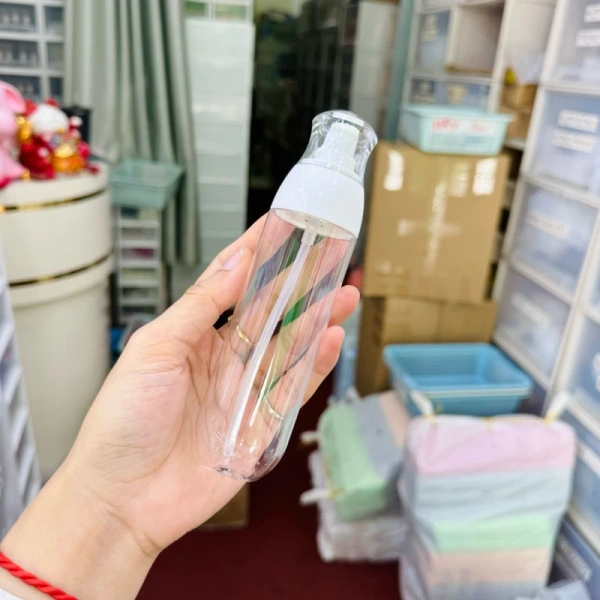Hòa 1 phần cồn 70% vào 9 phần nước, xịt vào bình và để trong 5‑10 phút, sau đó rửa lại. (Ảnh 3) Hòa 1 phần cồn 70% vào 9 phần nước, xịt vào bình và để trong 5‑10 phút, sau đó rửa lại. (Ảnh 3)
