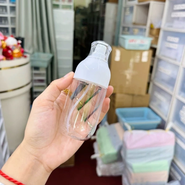 Nhựa: nhẹ, giá thành rẻ, thích hợp cho những chuyến đi ngắn ngày. (Ảnh 4) Nhựa: nhẹ, giá thành rẻ, thích hợp cho những chuyến đi ngắn ngày. (Ảnh 4)