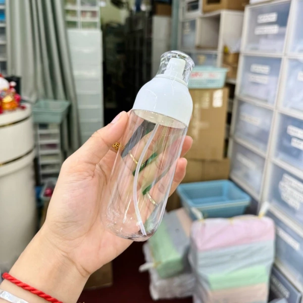 Trên thị trường, một lựa chọn đáng cân nhắc là bình phun sương du lịch tiện lợi chai nhựa – sản phẩm được thiết kế đa dạng dung tích và kèm theo các sticker ngẫu nhiên để tăng tính thẩm mỹ. (Ảnh 5) Trên thị trường, một lựa chọn đáng cân nhắc là bình phun sương du lịch tiện lợi chai nhựa – sản phẩm được thiết kế đa dạng dung tích và kèm theo các sticker ngẫu nhiên để tăng tính thẩm mỹ. (Ảnh 5)
