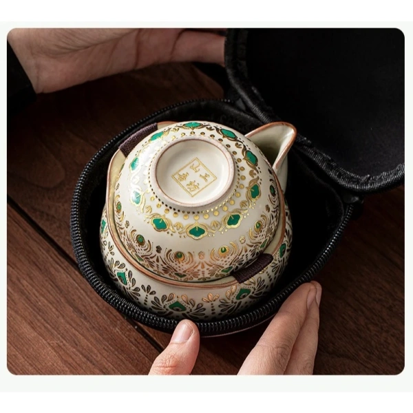 Một lựa chọn thực tế và sang trọng chính là bộ ấm chén mini cao cấp được thiết kế với họa tiết men sứ tinh xảo. (Ảnh 5)