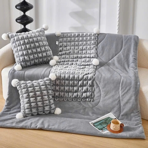 Đối với những ai phải liên tục di chuyển hoặc có ít thời gian, việc gập gọn chăn và gối không nên là gánh nặng. (Ảnh 4)