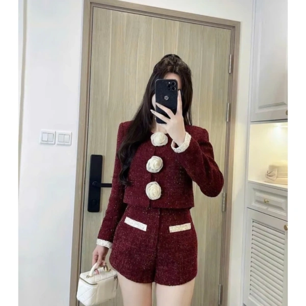 Mặc dù mang lại vẻ đẹp và sự ấm áp, dạ tweed cũng đặt ra một số thách thức không thể tránh khỏi, nhất là trong môi trường đô thị hiện đại. (Ảnh 2) Mặc dù mang lại vẻ đẹp và sự ấm áp, dạ tweed cũng đặt ra một số thách thức không thể tránh khỏi, nhất là trong môi trường đô thị hiện đại. (Ảnh 2)
