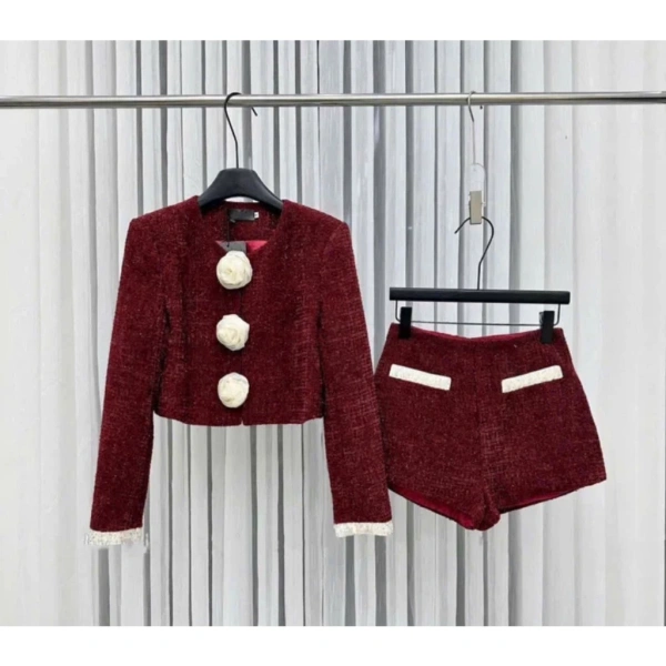 Với mong muốn đáp ứng nhu cầu vừa thời trang vừa tiện lợi, Set dạ tweed nữ nhũ kim sa viền ngọc đính hoa trà kèm quần short dạ tiểu thư mùa đông là một lựa chọn đáng cân nhắc. (Ảnh 4) Với mong muốn đáp ứng nhu cầu vừa thời trang vừa tiện lợi, Set dạ tweed nữ nhũ kim sa viền ngọc đính hoa trà kèm quần short dạ tiểu thư mùa đông là một lựa chọn đáng cân nhắc. (Ảnh 4)