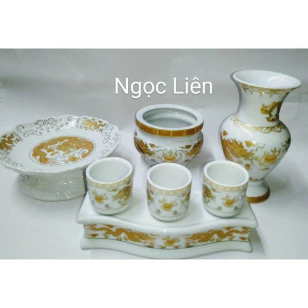 Bộ đồ thờ trắng rồng vàng mang lại vẻ trang nghiêm, nhưng trên bàn thờ ngang 50 cm lại khiến không gian bế tắc - Ảnh 1