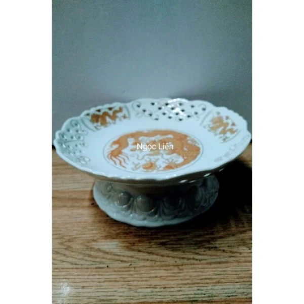 Ánh sáng từ đèn bàn hoặc ánh nắng tự nhiên chiếu vào bộ đồ thờ men sứ trắng thường phản chiếu mạnh, tạo ra những vùng sáng tối lộ rõ họa tiết. (Ảnh 3)