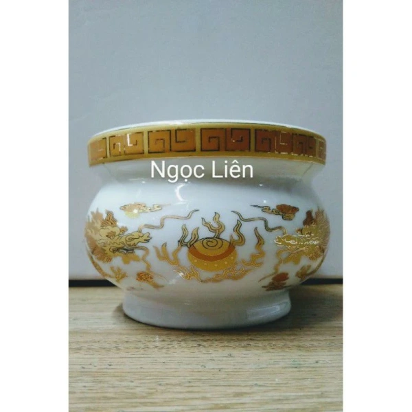 Gốm sứ truyền thống thường có màu nền nâu, xanh, hoặc họa tiết rực rỡ. (Ảnh 5)