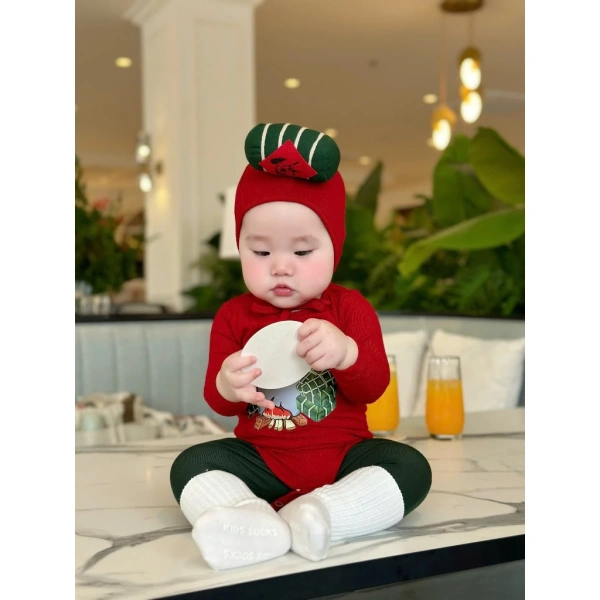Bộ đồ thun Tết cho bé giúp thay áo nhanh, nhưng nhiệt độ cao vào buổi trưa lại bất ngờ gây khó chịu cho con. - Ảnh 3