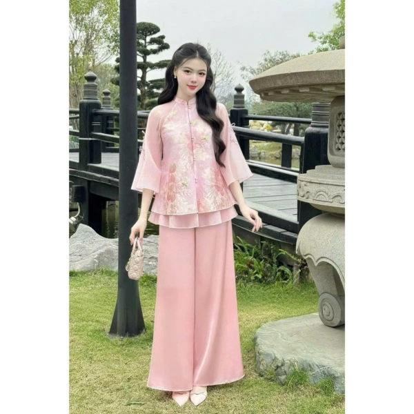 Bộ gấm hoa nổi trang nhã cho chuyến đi chùa và dạo phố, nhưng lớp áo hai tầng khiến sự thoải mái giảm đáng kể - Ảnh 1 Bộ gấm hoa nổi trang nhã cho chuyến đi chùa và dạo phố, nhưng lớp áo hai tầng khiến sự thoải mái giảm đáng kể - Ảnh 1
