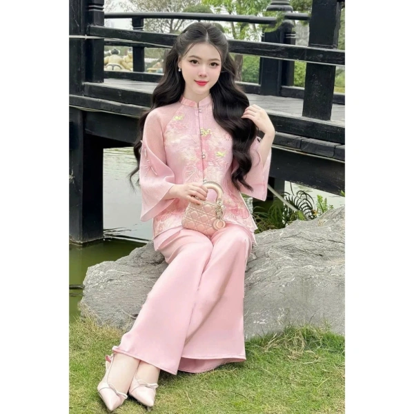 Lớp áo hai tầng thường gồm một áo lỏng bên trong và lớp áo có chi tiết cúc ngọc, tay lỡ ngoài. (Ảnh 2) Lớp áo hai tầng thường gồm một áo lỏng bên trong và lớp áo có chi tiết cúc ngọc, tay lỡ ngoài. (Ảnh 2)