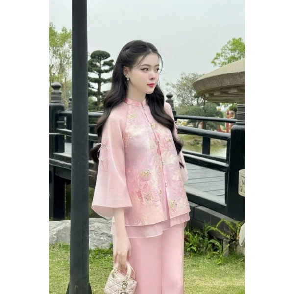 Trên thị trường hiện nay, có rất nhiều mẫu áo dài có thiết kế một lớp hoặc hai lớp. (Ảnh 5) Trên thị trường hiện nay, có rất nhiều mẫu áo dài có thiết kế một lớp hoặc hai lớp. (Ảnh 5)