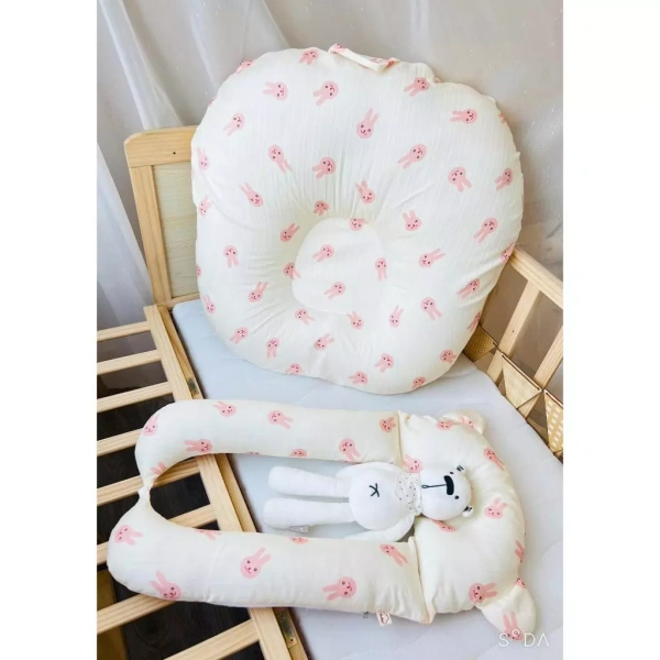 Trong mùa lạnh, việc chọn gối dày hơn, có lớp lót nệm mỏng có thể giúp bé cảm thấy ấm áp mà không làm mất tính năng nghiêng. (Ảnh 5)