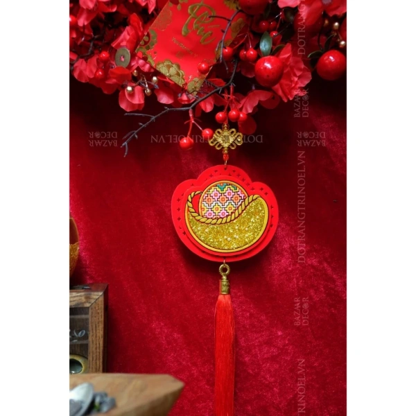 Để vòng hoa đào đỏ “đánh bật” không gian Tết, bạn cần cân nhắc ba yếu tố: độ cao, độ sáng, và tầm nhìn. (Ảnh 4)